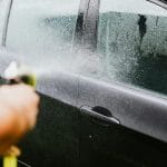 Mycie samochodu na zewnątrz strumieniem wody z węża