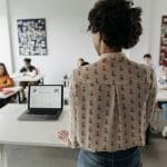 Nauczycielka prowadzi zajęcia z różnorodną klasą uczniów